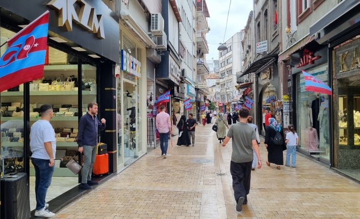ORTAHİSAR’IN CADDELERİ, BORDO-MAVİ BAYRAKLARLA DONATILDI