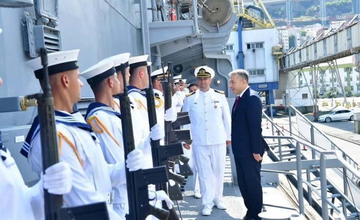 Vali Şahin Yıldırım gemisini ziyaret etti