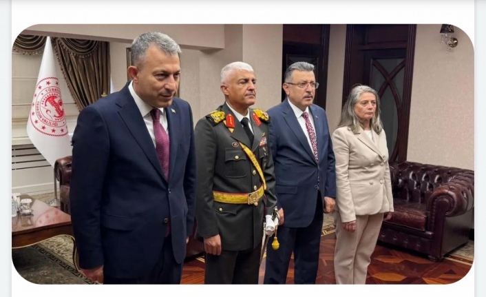 Vali Şahin,Yeni Parti milletvekili Av.Sibel Suiçmez,garnizon Komutanı tuğgeneral Öztürk, Büyükşehir Belediye başkanı Av.Genç tebrikleri kabul etti.Sen