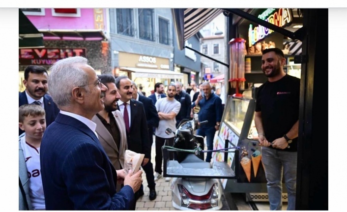 Bakan Uraloğlu cadde ve sokakları arşınlıyor.