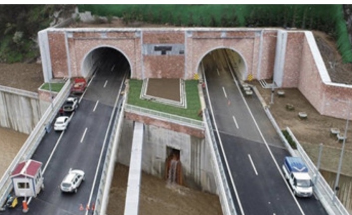 Zigana tünelinde duvara çarpan aracın şoförü yaralandı.