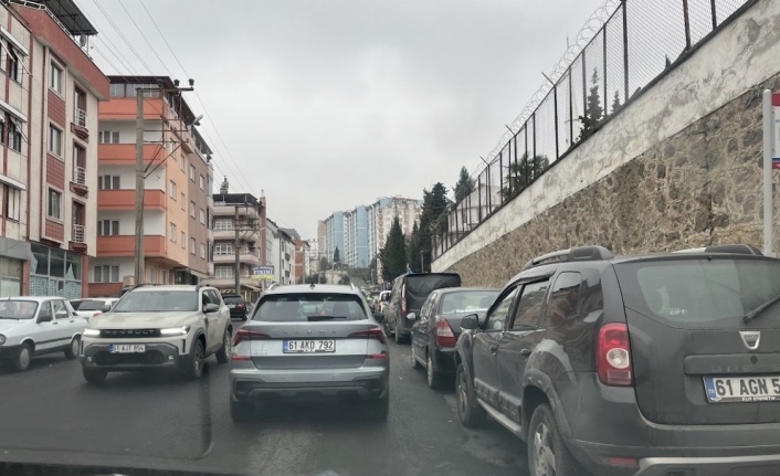BAHÇECİK’TE TRAFİK ÇİLESİ BÜYÜYOR: “BU YOL ARTIK YÜKÜ KALDIRMIYOR”