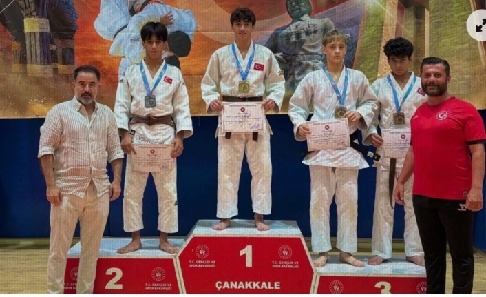 Düzköy Belediyesi Spor Kulübü sporcuları, Çanakkale'de düzenlenen Türkiye Judo Şampiyonası'ndan madalyalarla döndü.
