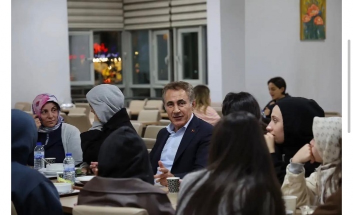 il müdürü arıcıoğlu öğrencilerle yemek yedi.