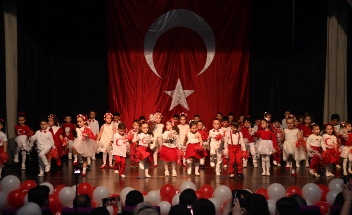 BAŞKAN GENÇ, MİNİKLERİN CUMHURİYET COŞKUSUNA ORTAK OLDU