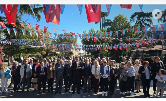 ADD Genel Başkanı Dr. Hüsnü Bozkurt, çelenk sunumunun ardından açıklamalarda bulundu.