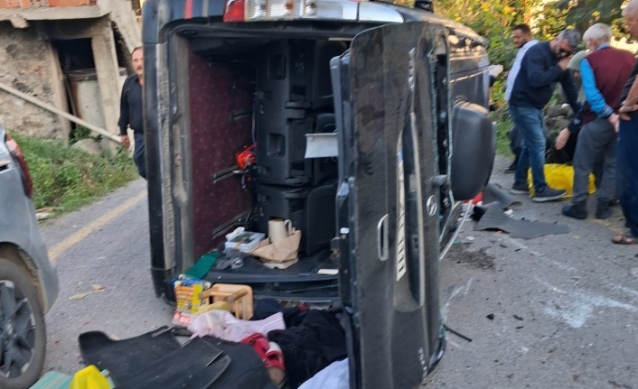 Trabzon’un Akçaabat İlçesi Hıdırnebi Yolunda Arap Turistleri taşıyan tur minibüsü taşlara vurarak devrildi.